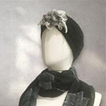 TURBANTE tipo cinta de color negro con flor gris de lana fieltro