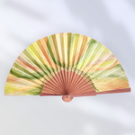 ABANICO  en seda y madera de peral, dibujo  de pétalos en verde. Talla clásico