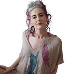CAMISETA, PULL, color beig con dibujo de mariposas, en viscosa, lino, escote en pico, manga corta