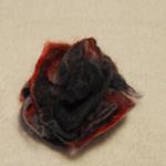 Broche en lana merino, afieltrado a mano