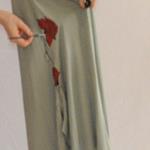 Pantalón, color verde piedra, dibujo de flores rojas, en seda viscosa, bajo asimétrico 
