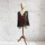 CAMISETA, PULL,CHAQUETA, calado color negro con aplicación bordada en lana enfieltrada, escote en pico.