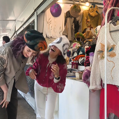 Entre risas, intentos y un gorro hecho a mano | Artesania Textil