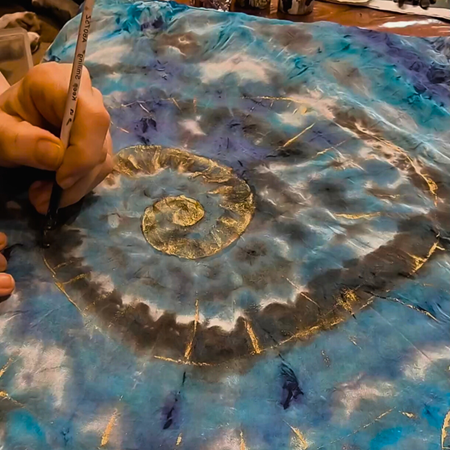 Colección OCEAN: túnica de seda pintada a mano con técnica shibori y efecto metalizado | Artesania Textil