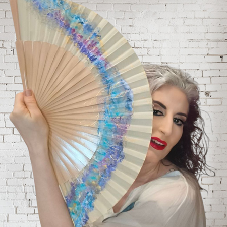 Abanico semipericón en madera natural con diseño impresionista multicolor | Artesania Textil