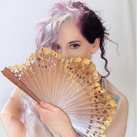 El abanico baraja: compacto, artesanal y con mucha personalidad | Artesania Textil