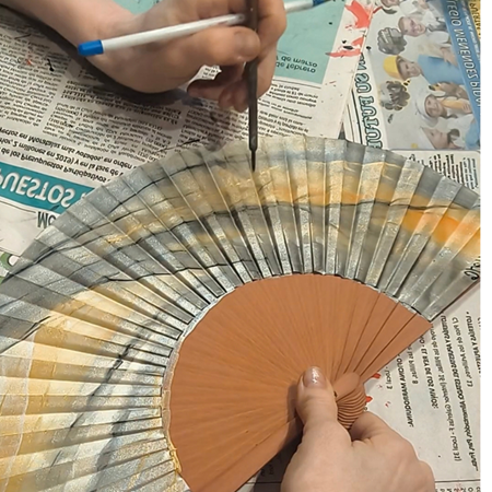 Colección “Dunas del Desierto”: abanicos de seda pintados a mano inspirados en Marrakech | Artesania Textil