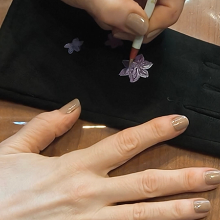 En modo guantes: pintando, fijando y preparando la nueva feria | Artesania Textil