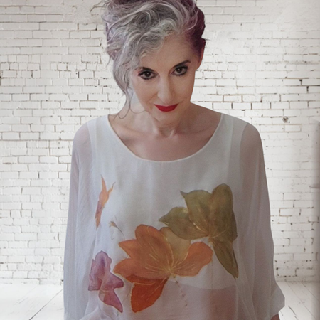 Túnicas de seda pintadas a mano: compañeras ideales para las vacaciones (y para desconectar con estilo) | Artesania Textil