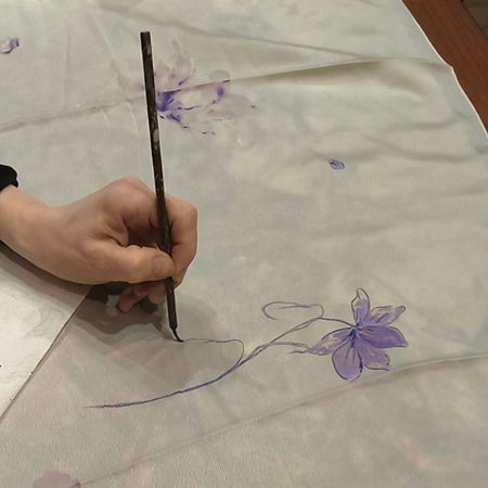 "Fulares de seda pintados a mano: así se crea una pieza única desde el alma" | Artesania Textil