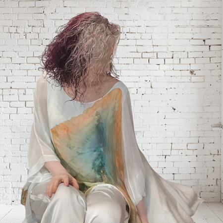 .Nueva colección de túnicas, vestidos y kimonos de seda pintados a mano en el Paseo de Recoletos – Edición Semana Santa | Artesania Textil