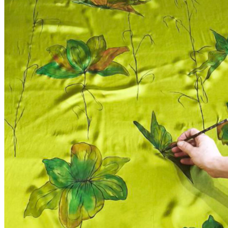 El reinado de los fulares de seda: verde satén con flores pintadas a mano | Artesania Textil