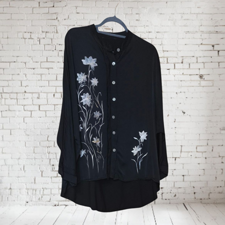 Blusa de seda satén negra con flores blancas pintadas a mano | Artesania Textil