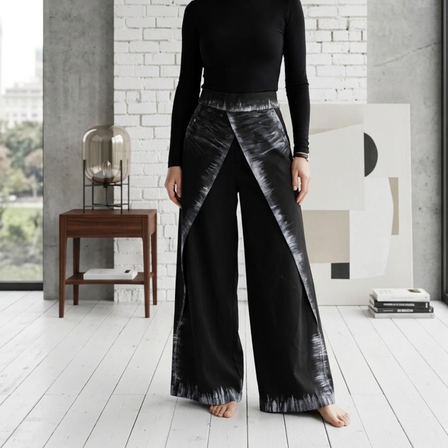 Pantalón, color negro, bordes pintados, en viscosa  sarga plana