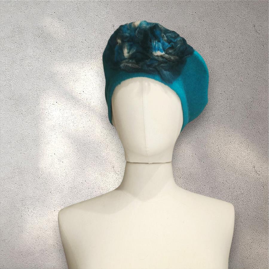 BOINA, azul turquesa,  con aplicación de flor azul en lana enfieltrada