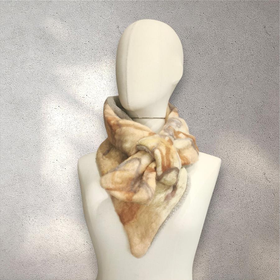 CUELLO, asimetrico,  tono arena, en lana merino afieltrada, con interior de modal tèrmico, para evitar alergias.