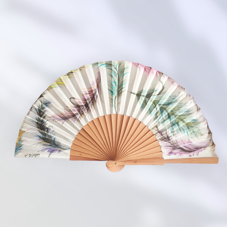 ABANICO  en seda y madera de peral, pintado a mano con plumas multicolores. Talla clásico