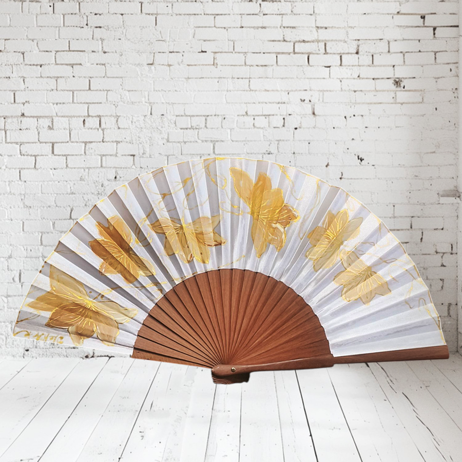 ABANICO  en seda y madera de peral, dibujo de flores oro. Talla clásico