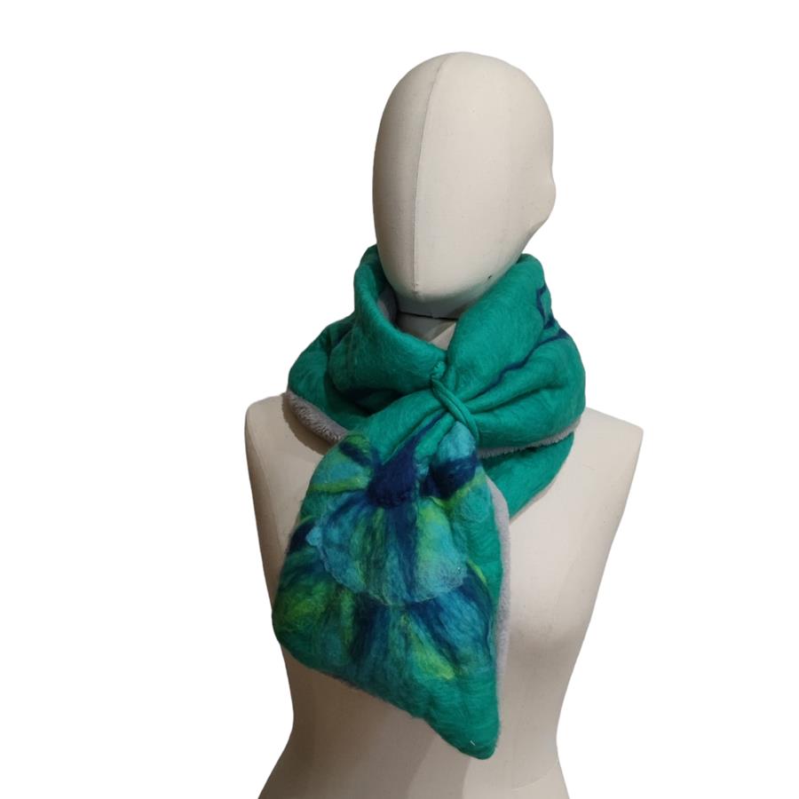 CUELLO, verde turquesa, en lana merino afieltrada, con interior de modal tèrmico, para evitar alergias.
