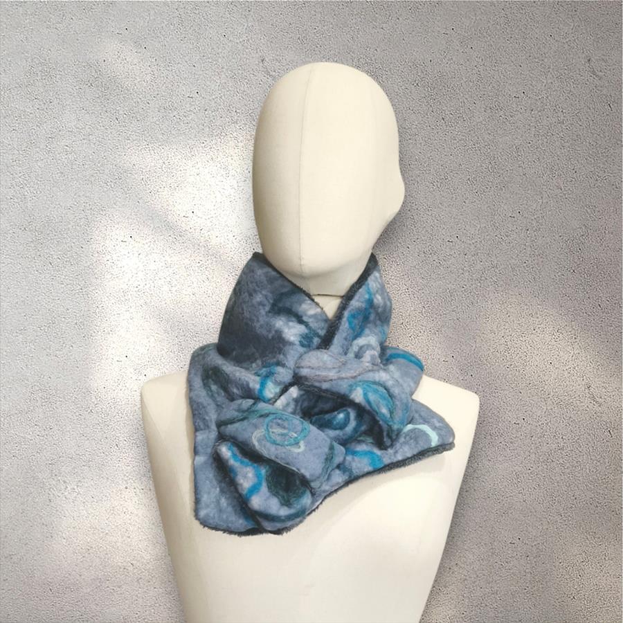CUELLO, asimetrico en tono azul diseño de espirales, en lana merino afieltrada, con interior de modal tèrmico, para evitar alergias.