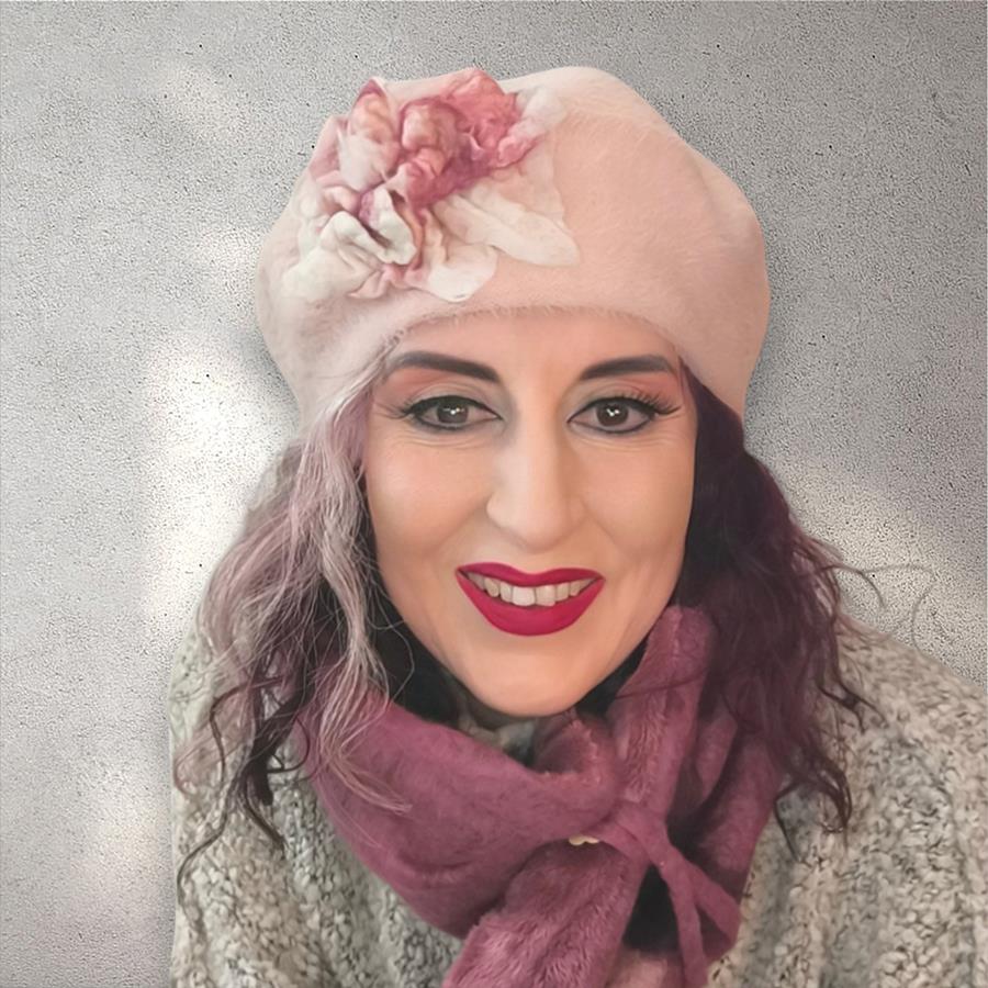 BOINA, rosa palo con bordado de flor rosa en lana enfieltrada, 