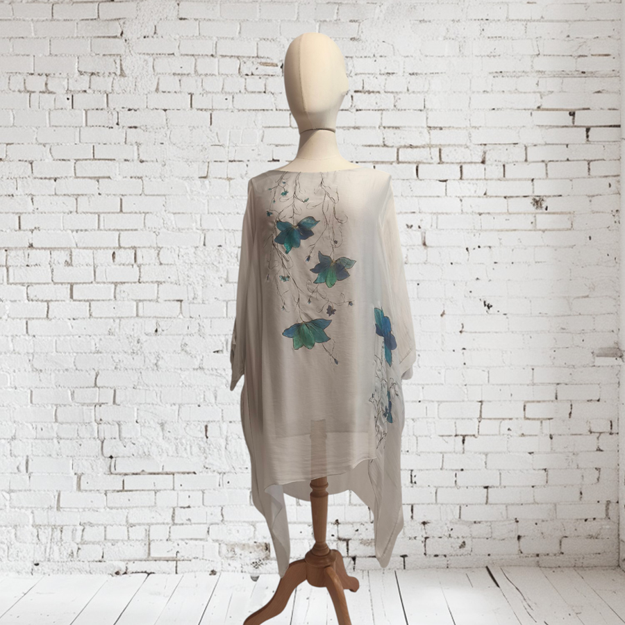 TUNICA ,blusa, vestido en gasa de seda, color gris piedra con dibujo de flores azules