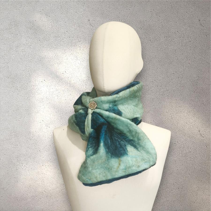 CUELLO, en azul agua, con diseño de flor en lana merino afieltrada, interior de modal tèrmico, para evitar alergias.
