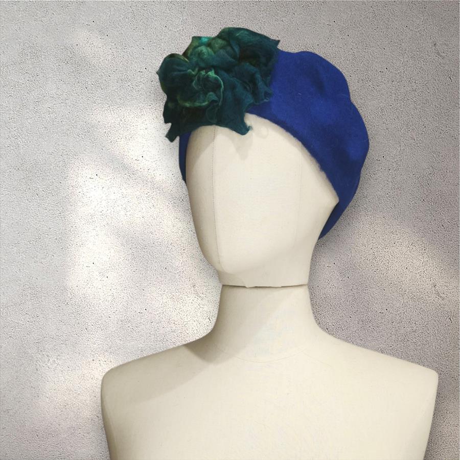 BOINA,azul pavoreal  con aplicación de flor en lana enfieltrada