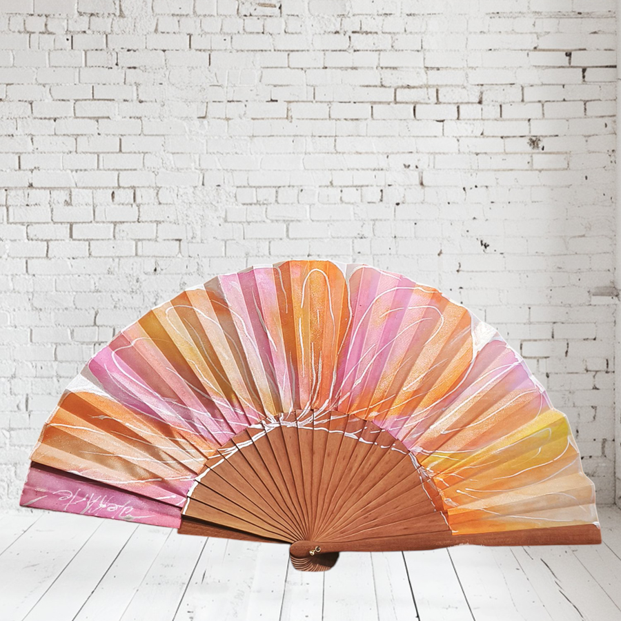 ABANICO  en seda y madera de peral, dibujo de pétalos naranja y rosa. Talla clásico