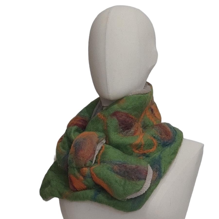 CUELLO, en tono beig y verde, en lana merino afieltrada, con interior de modal tèrmico, para evitar alergias.