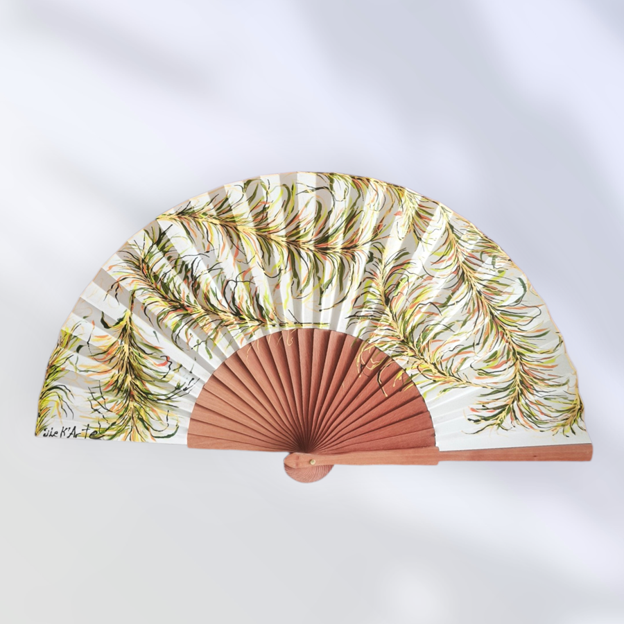 ABANICO  en seda y madera de peral, dibujo de plumas verdes. Talla clásico