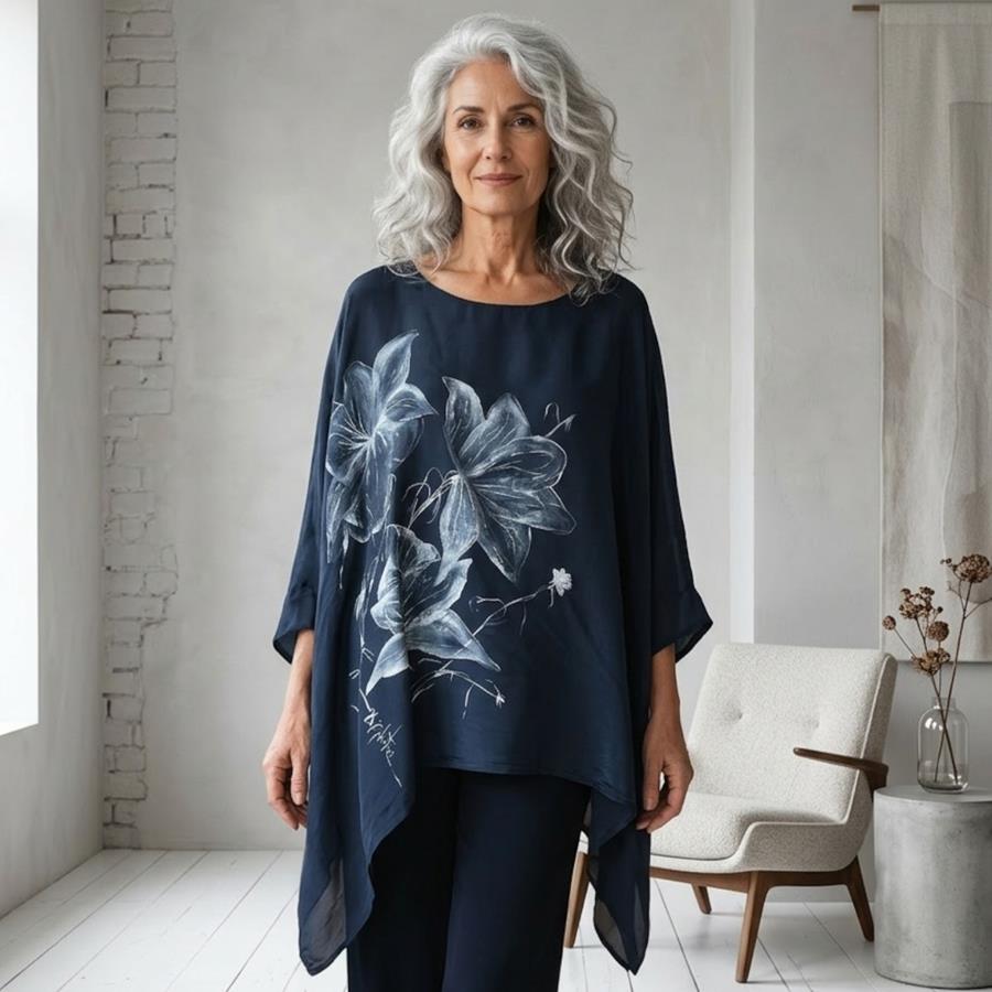 TUNICA ,blusa en gasa de seda, color azul oscuro, dibujo de flores blancas