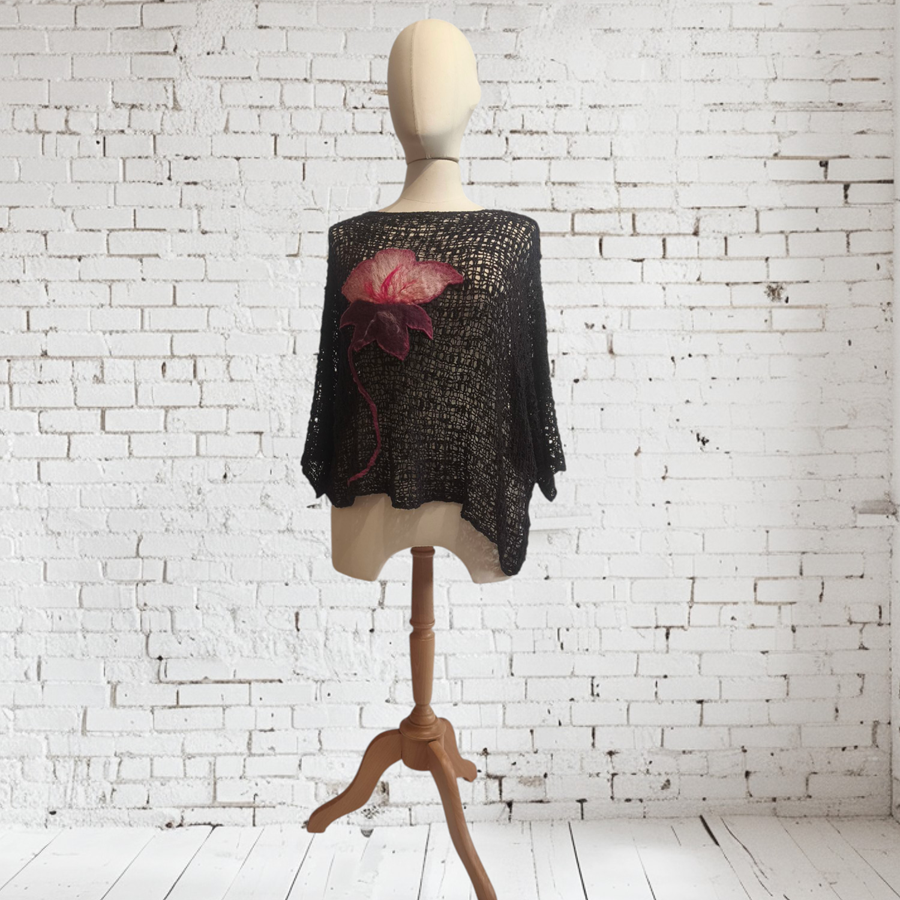 CAMISETA, PULL, calado color negro con aplicación bordada de flor en lana enfieltrada, escote en barco, manga francesa