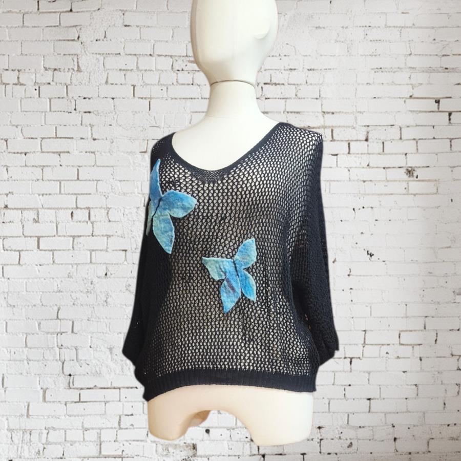 CAMISETA, PULL, calado color negro con aplicación bordada de mariposas en lanaenfieltrada