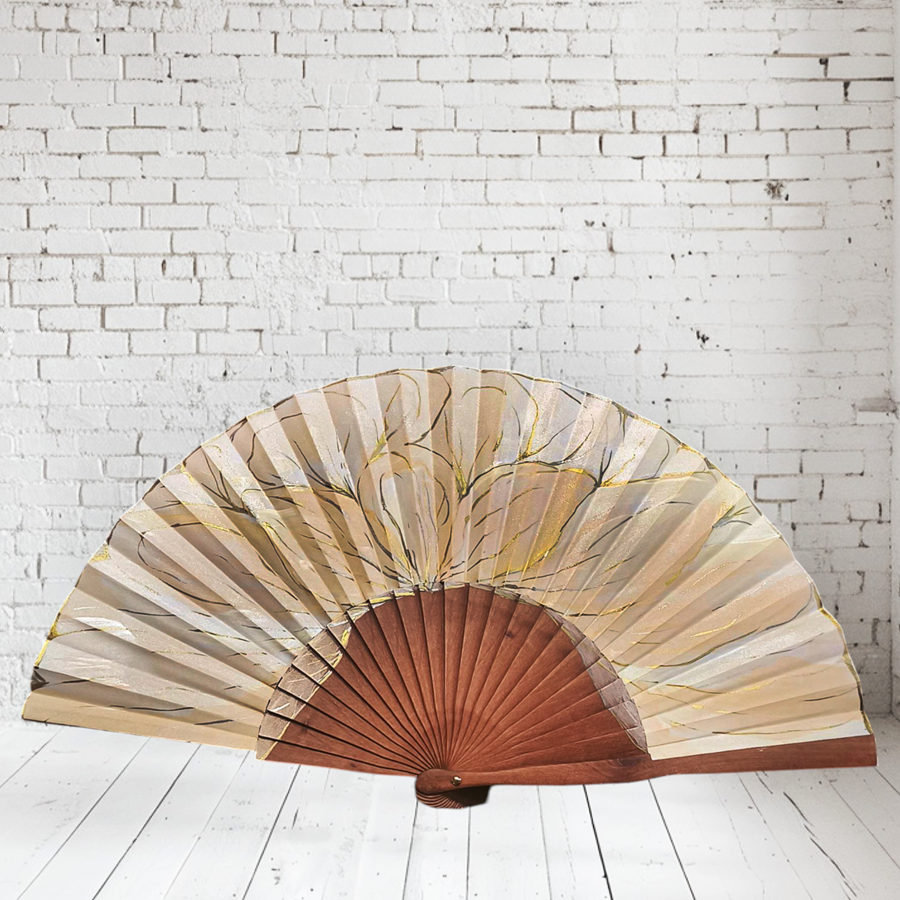 ABANICO  en seda y madera de peral, dibujo de gran flor oro. Talla clásico