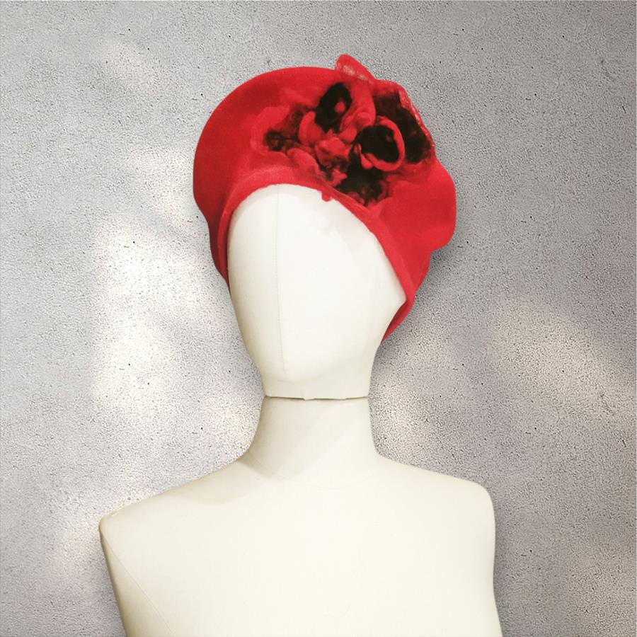 BOINA, rojo, con aplicación de flor negra y roja, en lana fieltro