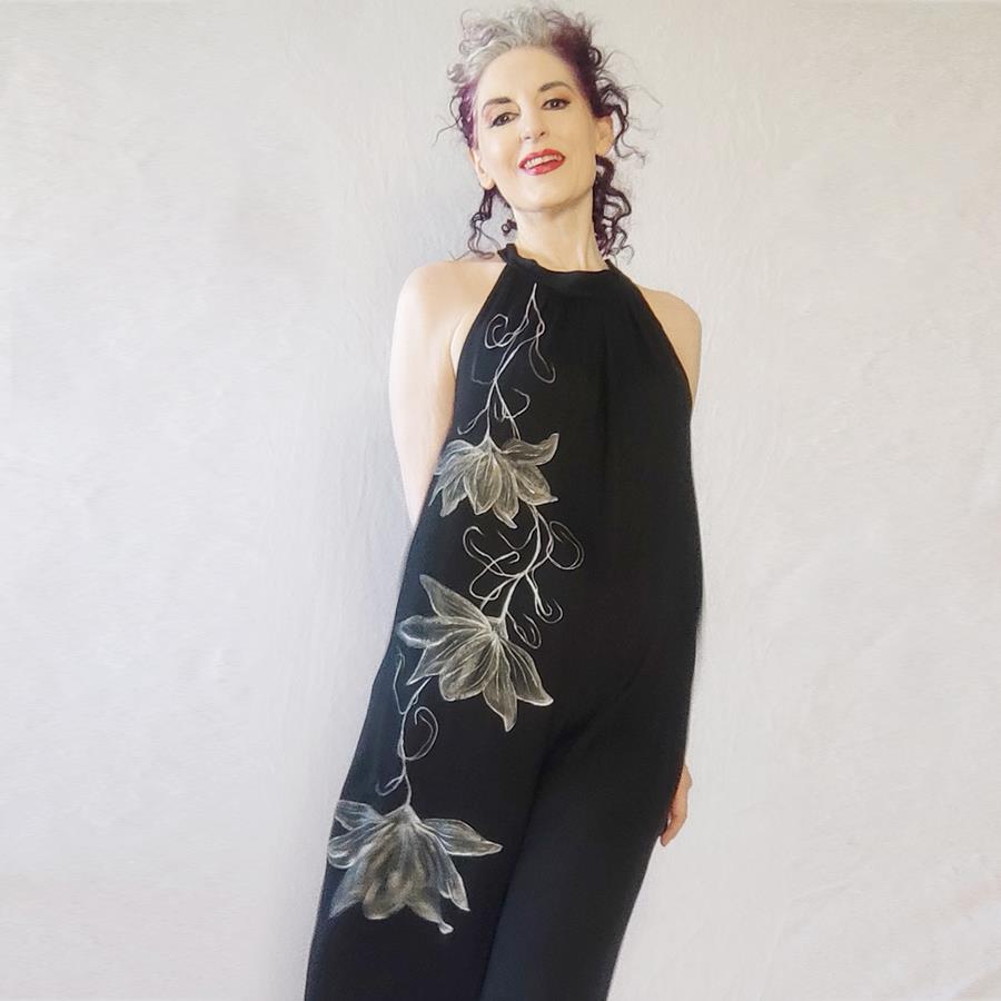VESTIDO, sin manga, color negro, dibujo de flor blanca, en seda modal