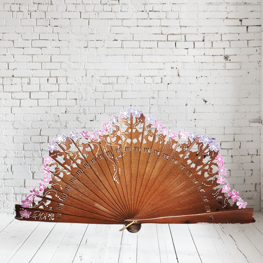 ABANICO baraja con calado,  color madera, dibujo de flor rosa y lila, madera de arce barnizado, tamaño medio