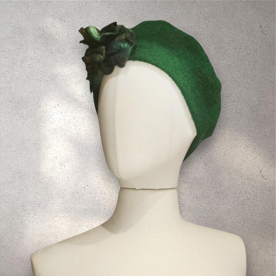 BOINA, verde,  con aplicación de flor en lana enfieltrada