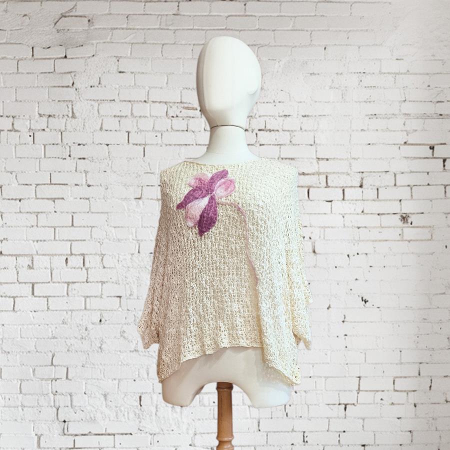 CAMISETA, PULL, calado color crudo con aplicación bordada de flor en rosa de lana enfieltrada