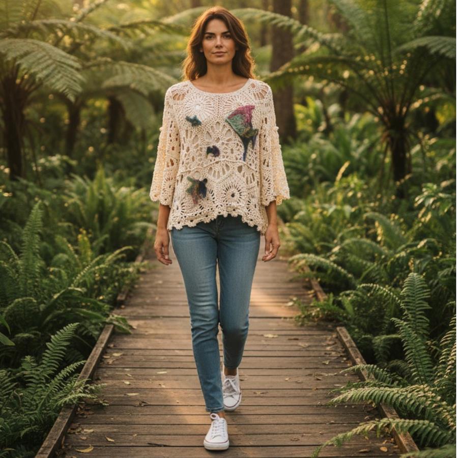 CAMISETA, PULL, calado color crudo con aplicación bordada de pececitos 
