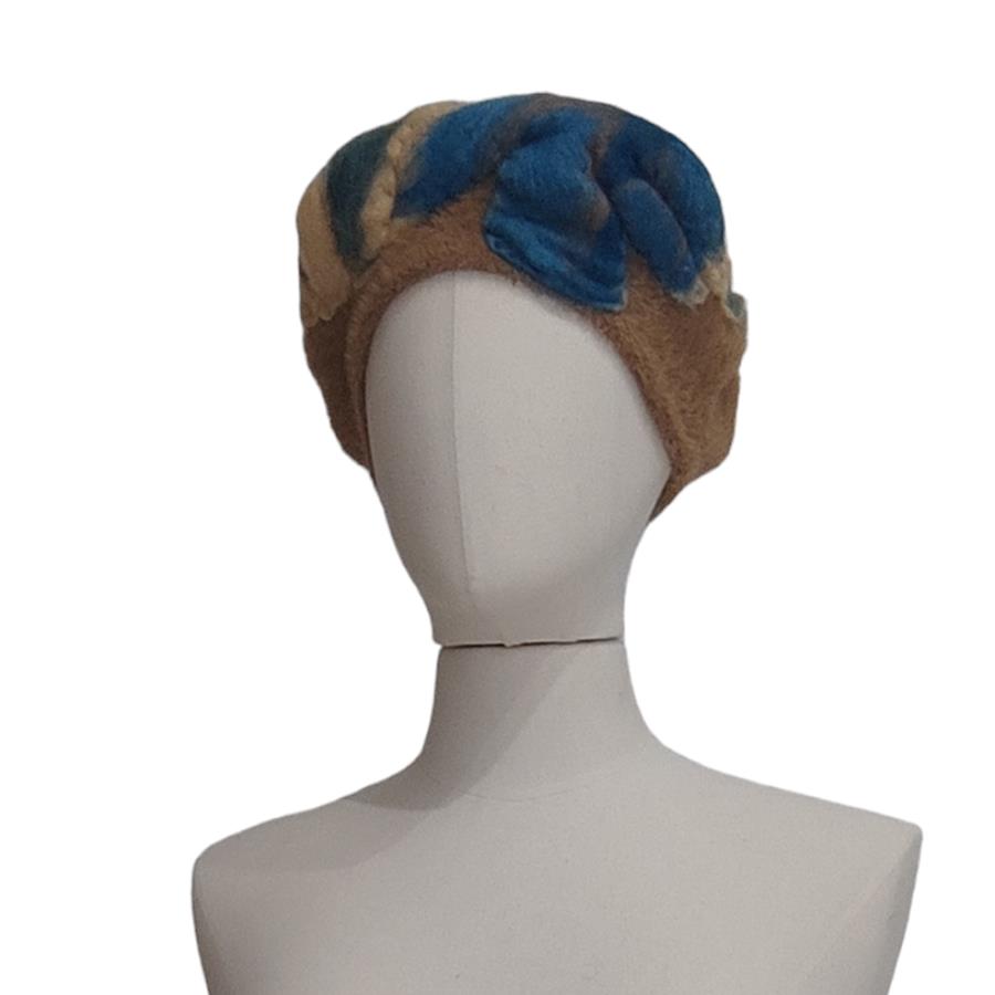 BOINA, patch beig,  con bordado patch con diseño de flor azul lana enfieltrada