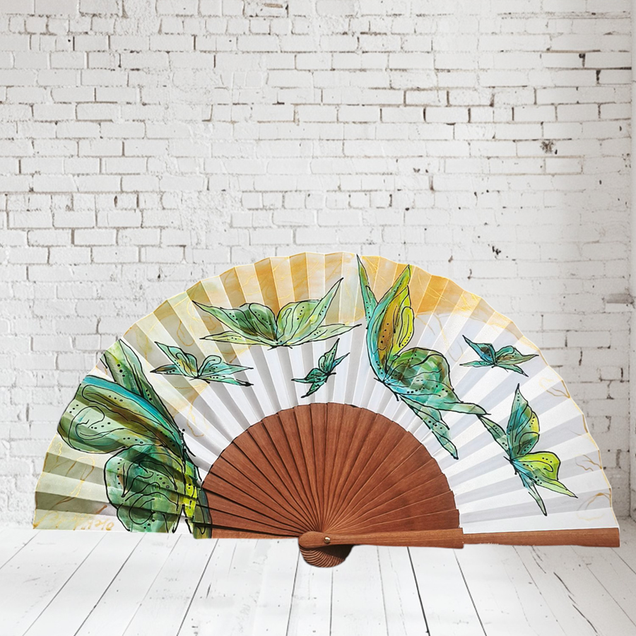 ABANICO  en seda y madera de peral, dibujo de mariposas verdes. Talla clásico
