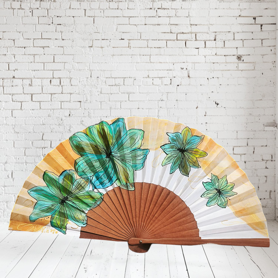 ABANICO  en seda y madera de peral, dibujo de flores en verde.Talla clásico