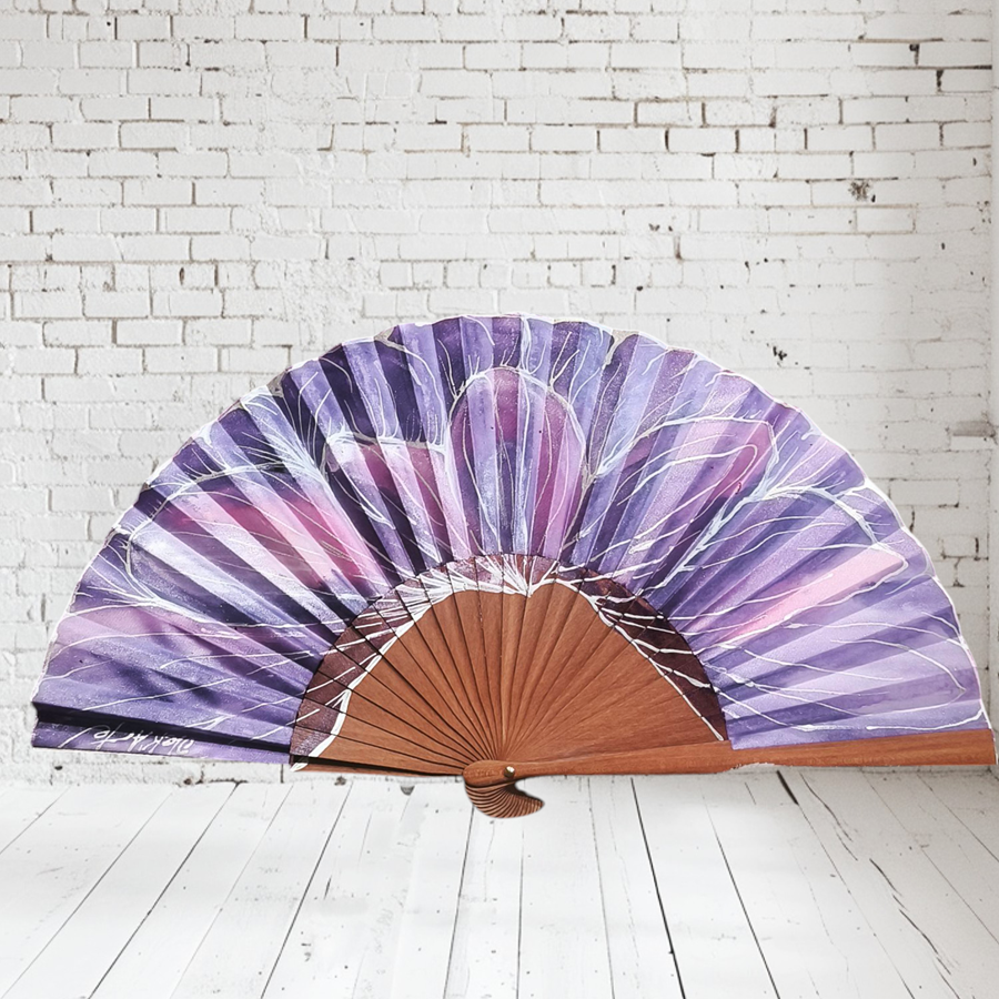 ABANICO  en seda y madera de peral, dibujo de flor de grandes pétalos malva. Talla clásico
