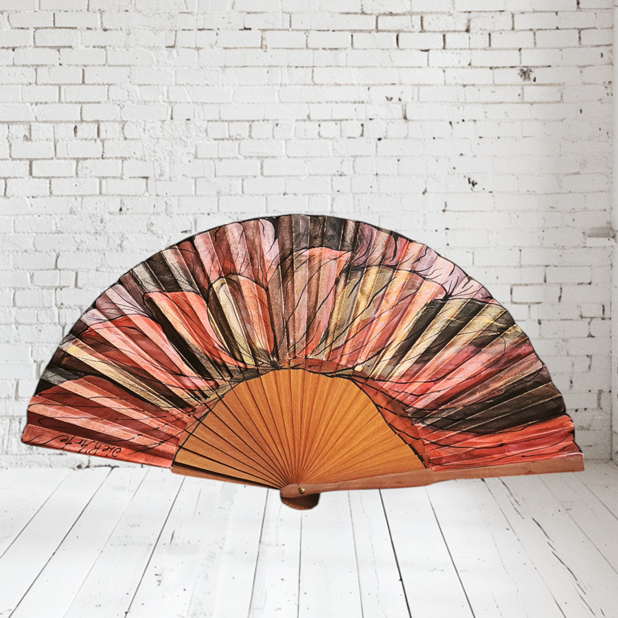 ABANICO  en seda y madera de peral, dibujo de hojas de flor en rojo y negro. Talla clásico