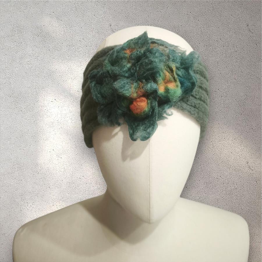 TURBANTE tipo cinta de color verde musgo con flor verde de lana fieltro