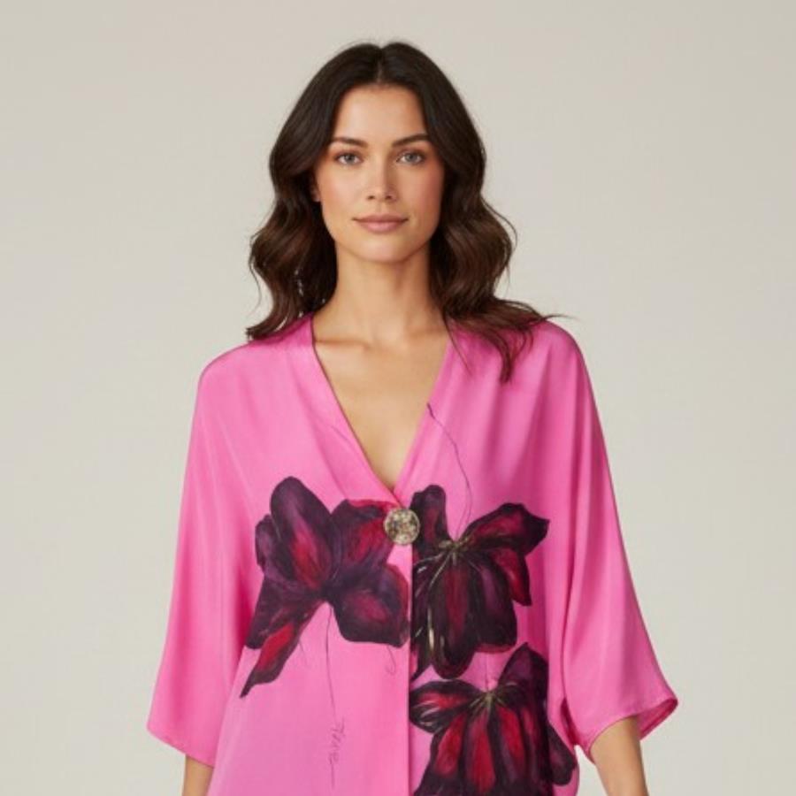 BLUSA japo color fusia, dibujo de flores, en viscosa saten