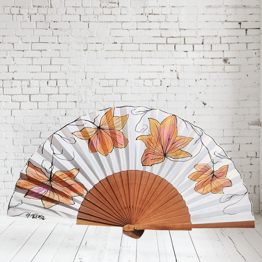 ABANICO  en seda y madera de peral, dibujo de flores en naranja. Talla clásico