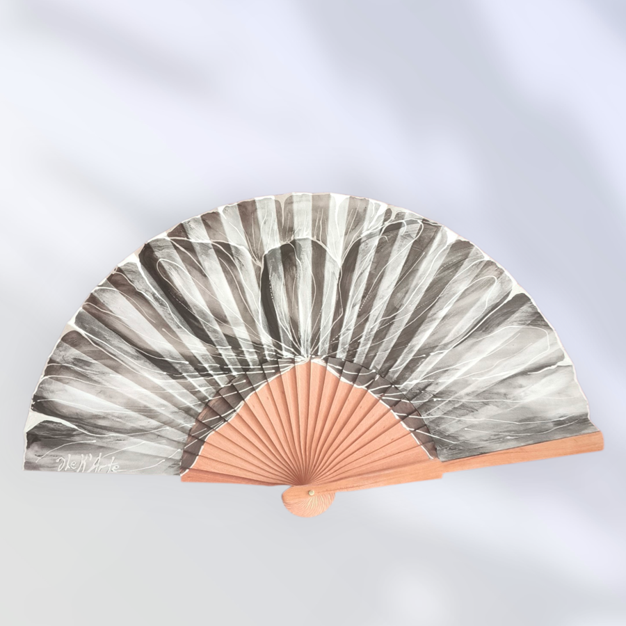ABANICO  en seda y madera de peral, dibujo de petalos en negro. Talla clásico